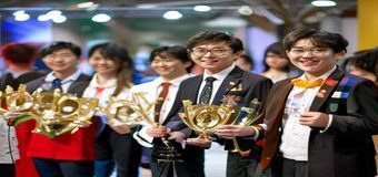 91制片厂新人导演扶持计划颁奖现场，年轻创作者手持奖杯面带微笑